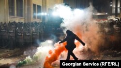 <div>
<div>29-ноябрь, 2024-жыл. Грузин өкмөтү Евробиримдикке кирүү боюнча сүйлөшүүлөрдү токтотконун жарыялагандан кийин башталган нааразылык акцияларынын экинчи түнүндө тартылган сүрөт.&nbsp;&nbsp;</div>
</div>

<div>&nbsp;</div>
