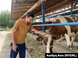 Ибодулло Раджабов во время обхода фермы