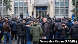 Câteva zeci de agricultori, în special din sudul țării, au participat la un protest în fața Guvernului pe 10 decembrie.