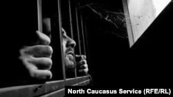 Gözenegiň arkasynda duran ýerinden daşardaky tämiz howadan dem alýan tussag.