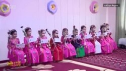 Девочек в раннем возрасте приучают прикладывать президентский подарок к лицу