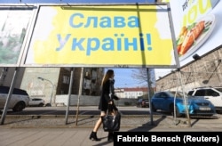 Польща. Білборд із написом «Слава Україні!» на головному залізничному вокзалі у Кракові, куди прибувають потягами українці, рятуючись від російського вторгнення до Україну, 15 березня 2022 року