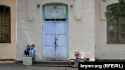 Aqyardaki Mamaşay (Orlinoye) köy camisi bundan evel bala bağçası olaraq qullanılğan binada yerleşe