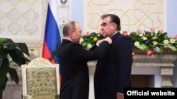 Владимир Путин Тажикстандын президенти Эмомали Рахмонго Александр Невский орденин тапшырып жаткан учур. 2017-жыл.
