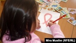 ВИЧ-инфицированная девочка в Шымкенте рисует красную ленту, символ борьбы со СПИДом 