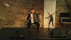 Akkordeonci Qırımnıñ siyasiy mabuslarına qoltuttı (video)