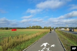 Forțe de ordine și pompieri asigură perimetrul în jurul unei drone căzute pe un câmp de lângă satul polonez Czosnowka, 10 septembrie 2025.