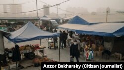 Ифлосланган ҳавода ниқоб тақиб юрган одамлар. Тошкент, 5 ноябрь, 2021 йил. Суратни Озодликка Анзор Бухарский тақдим этган.(Архив)