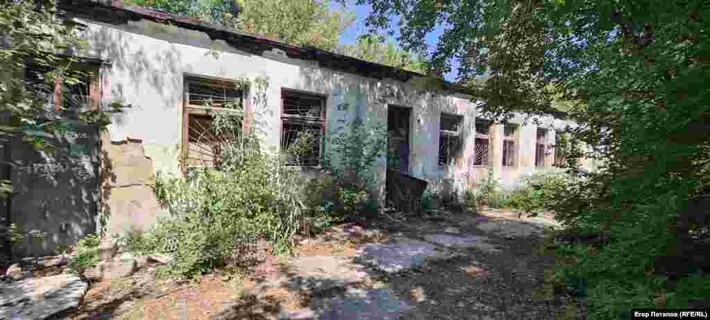 Дорогою зустрічаються занедбані будівлі, немов опинився в постапокаліптичному світі