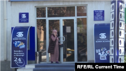 Тажикстандагы банктын кире бериши. Иллюстрациялык сүрөт.