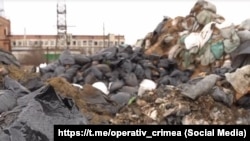 Мазутні відходи в Щолкіному, зібрані з узбережжя Криму в результаті аварії російських нафтових танкерів «Волгонефть» у Керченській протоці 15 грудня 2024 року