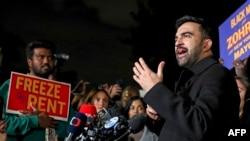 Зохран Мамдані (праворуч) виступає на передвиборчому мітингу