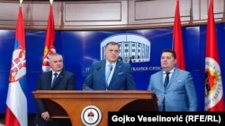 Поранешниот премиер на РС Радован Вишковиќ, поранешниот претседател Милорад Додик и претседателот на ентитетскиот парламент Ненад Стевандиќ во Бања Лука, 12 март 2025 година