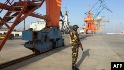 یو پاکستانی سرتېری په ګوادر بندر کې د پهرې پر مهال - پخوانی انځور.