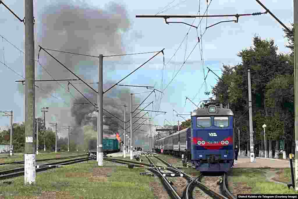 Шостка, 4 октября.Вице-премьер Украины Алексей Кулеба заявил 7 октября, что Кремль стремится «парализовать работу Укрзализныци, которая остаётся важнейшей транспортной артерией страны».