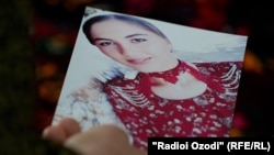 Акси Макнунаро модараш дар ихтиёри Радиои Озодӣ гузошт