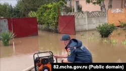 Rusiye Fevqulâde vaziyetler nazirliginiñ hadimleri 2025 senesi sentâbr ayında Canköy rayonında furtuna aqibetlerini yoq ete