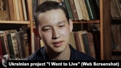 Ресей жағында соғысқан қазақстандыққ Шерхан Егамбердиев Украинамен тұтқын алмасу нәтижесінде Ресейге қайтарлыған соң өзін қайтадан майданның алғы шебіне аттандырғалы жатқанын айтқан (украиналық "Хочу жить" жобасының видеосынан скриншот)