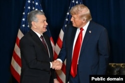 Президент Узбекистана Шавкат Мирзиёев (слева) и президент США Дональд Трамп на встрече в Нью-Йорке
