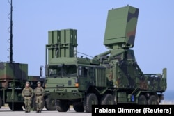 Солдати стоять поруч із системою протиповітряної оборони IRIS-T SLM, Німеччина, 4 вересня 2024 року