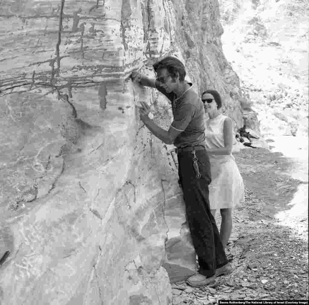 Фотографія, зроблена ізраїльським фотографом Бенно Ротенбергом, на якій зображені невідомі археологи за роботою в іранській провінції Гілан у 1968 році