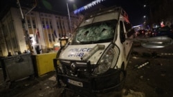 Хора с маски и полицейско бездействие. Как мирният протест ескалира