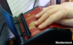 Сканування російського паспорта під час прикордонного контролю