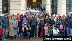 Протестиращи пред българското посолство в Лондон, Великобритания, 7 декември