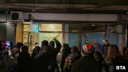 Протестиращи пред офиса на ГЕРБ в Габрово във вторник вечерта