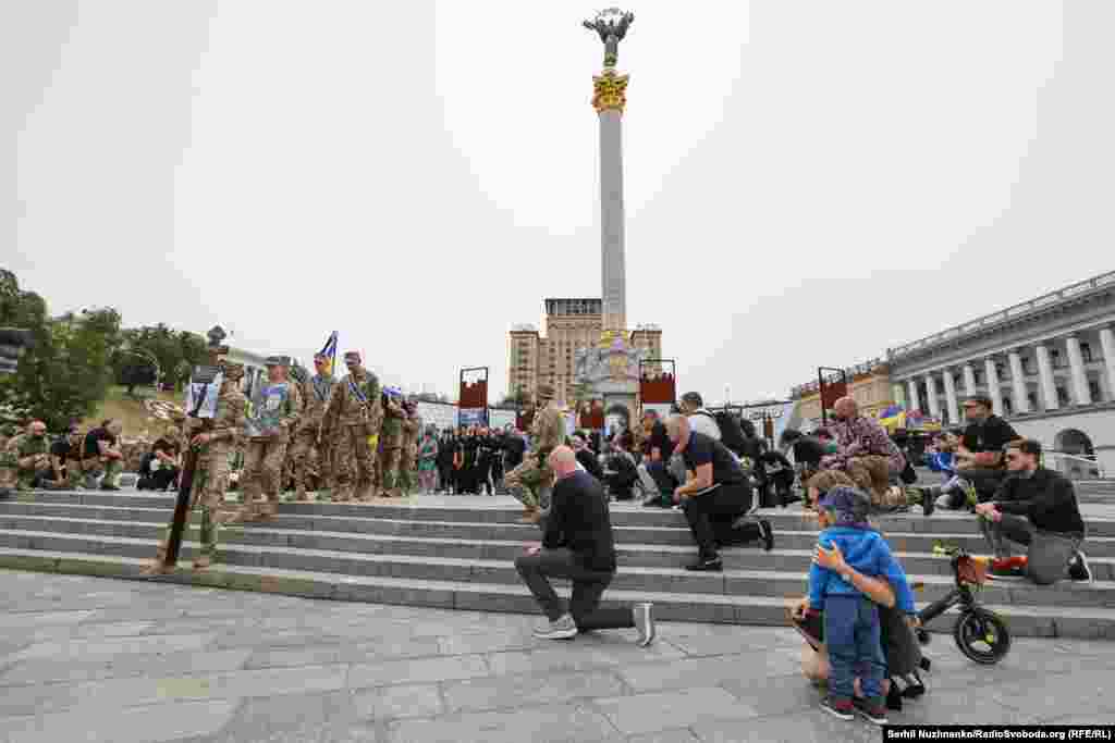 Дітки серед тих, хто прощається на Майдані Незалежності з військовим Костянтином Єгошиним із позивним «Кот». Він був пілотом БПЛА у 72-й окремій механізованій бригаді імені Чорних Запорожців. Йому було 23 роки. Червень 2025 року