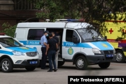 Автозак, в который полицейские сажали задержанных людей. Алматы, 6 июля 2021 года