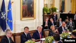 Нишасти Доналд Трамп бо Владимир Зеленский, раҳбарони Бритониё, баъзе аз кишварҳои узви Иттиҳоди Аврупо ва дабири кулли НАТО