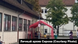 Здание лагеря для беженцев в городе Цирндорф, Бавария, ФРГ