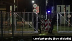 Адкрыцьцё брамы на літоўскай мяжы ў Салечніках, стоп-кадар зь відэа беларускага Памежнага камітэту