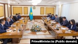 Қазақстан премьер-министрі Олжас Бектенов бастаған үкімет тобы Industrial and Commercial Bank of China басқарма төрағасы Лю Цзюньмен кездесіп отыр. 2025 жылғы 7 маусымда жарияланған сурет.