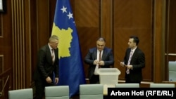 Kryetari i Kuvendit të Kosovës, Dimal Basha, duke administruar shortin për nënkryetar, më 28 gusht 2025.