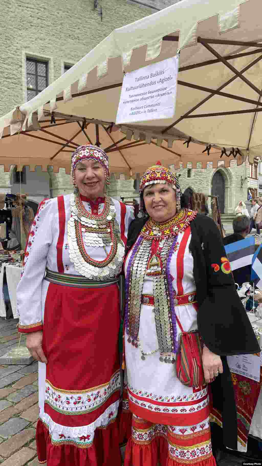 Ярминкәгә күбесе милли киемнән килгән иде. Бу да чарага бер ямь өстәде.