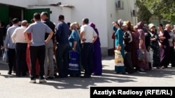 Перед государственными магазинами в Туркменистане собираются огромные очереди за субсидированными продуктами, в нагрузку необходимо покупать неходовой товар, например просроченный кекс или консервы