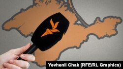 Микрофон с логотипом Радио Свобода на фоне карты Крыма. Коллаж