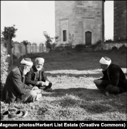 Мабуть, фотографії Ліста – останні відомі зображення деяких кримськотатарських кладовищ. Крим, 1943 рік