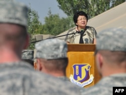 Роза Отунбаева во время посещения ЦТП в "Манасе", 2011