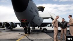 Буга чейин аэропортту күйүүчү май менен Ибраимовдун аялынын ишканасы жабдыйт деген маалыматтар айтылган.