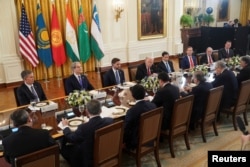 Під час зустрічі Дональда Трампа з лідерами п’яти держав Центральної Азії у Білому домі. 6 листопада 2025 року