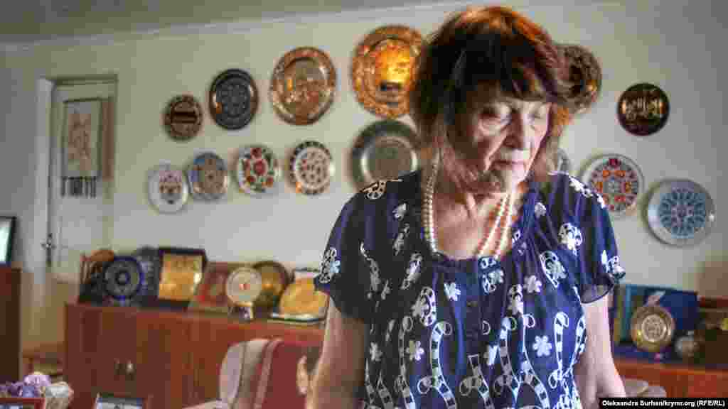 Safinar Cemileva, böyle müzeyni yaratmaq fikri nasıl peyda olğanı aqqında aytıp bere: &quot;Başta bu sadece bir hane edi, mında, coyulmasın dep, bütün bahşış ve mukâfatlarını toplay edik. Amma bir sefer odağa kirdim ve: &quot;Bu şeylerde onıñ küreş ikâyesidir. Ne içün mında bir müzey yaratmayıq?&quot;, dep tüşündim&quot;