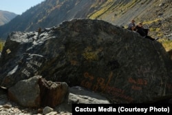 Этот валун находится в нескольких десятках метров от ледника Чалаади.