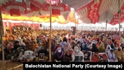 په مستونګ کې پرلت ته داسې کسان هم ورغلي ول چې وايي د کورنیو غړي یې له مودې راهیسې ورک دي - د اپرېل دویمې انځور.