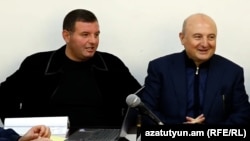Armenia - Gyumri Mayor Vartan Ghukasian (right) and his son Spartak attend a court hearing.