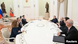 Делегация США (слева) на переговорах с Путиным в Кремле, 2 декабря 2025 года