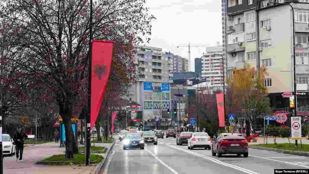 Prishtina e stolisur me flamuj kuqezi për nder të Ditës së Flamurit. 