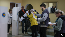 Alegători într-o secție de votare din Chișinău, la alegerile prezidențiale din noiembrie 2024